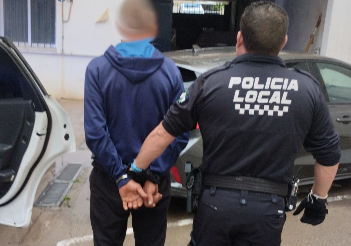 Rompe un escaparate con un adoquín, se esconde en un solar y reaparece ...