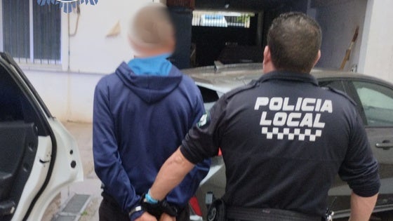 Rompe un escaparate con un adoquín, se esconde en un solar y reaparece justo cuando llega la Policía