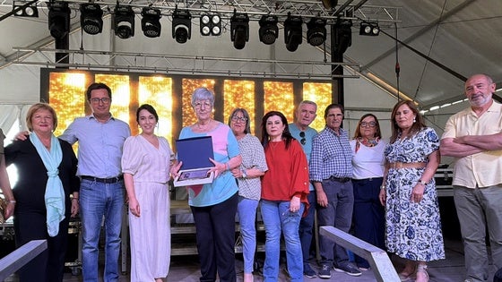 Trini Valdivia recibe un premio en las Fiestas de Ejido Norte