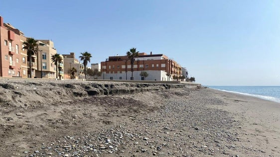 Costas ultima las obras de emergencia para reponer la playa de Balerma