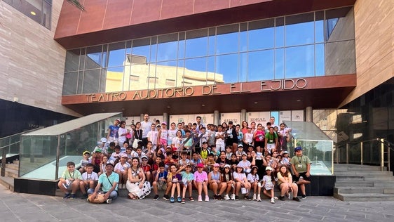Alumnos del CEIP Santa María del Águila realizan el itinerario cultural 'El Ejido, a través del tiempo'
