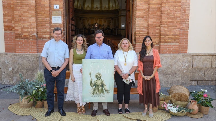 San Isidro Labrador, serio y tallado de madera, entre los detalles del cartel