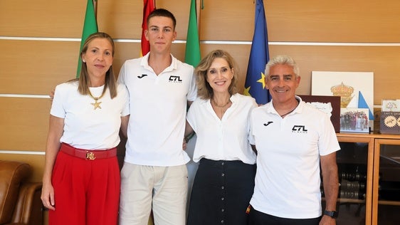 Julia Ibáñez recibe a Robert Privistirescu tras proclamarse campeón del mundo de Remo sub-19