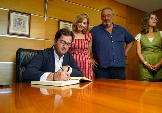 El delegado de Gobierno de la Junta en Almería, Francisco Góngora, visita el Ayuntamiento de El Ejido.