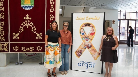El Ejido se suma a la lucha de Argar contra el cáncer infantil con un lazo dorado