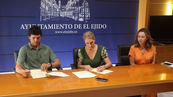 El Ejido renueva el convenio de patrocinio con el tricampeón del mundo de Windsurf, Víctor Fernández
