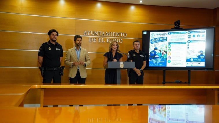 La Policía Local de El Ejido refuerza su labor preventiva educativa a través del Agente Tutor
