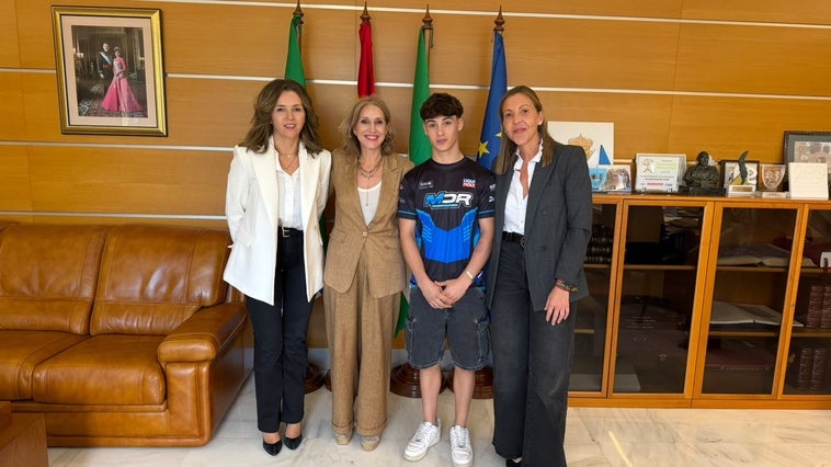 Julia Ibáñez recibe al piloto ejidense David Jiménez