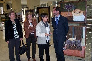 Óleos de artistas locales se exponen en el Ayuntamiento