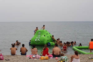 Fútbol, voley      y rugby playa ‘aderezados’ con fiestas del mar