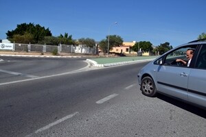 Multado por saltarse un STOP «que no existe» junto  a la farmacia de Pampanico