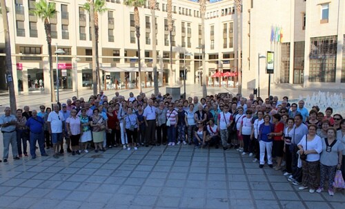 Más de 200 mayores se van de ruta para celebrar su día