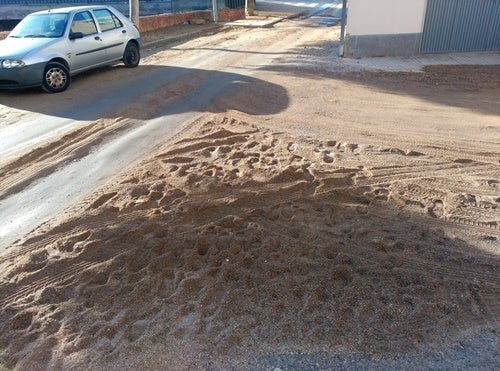 El PSOE de El Ejido pide que se limpien la tierra y las piedras arrastradas por la tormenta del domingo
