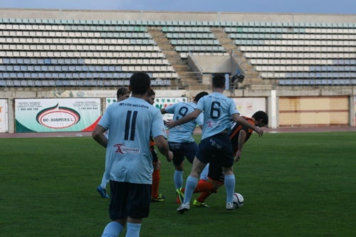 El ‘speaker’ del CD El Ejido desata la polémica en el 20N con el ‘Cara al Sol’