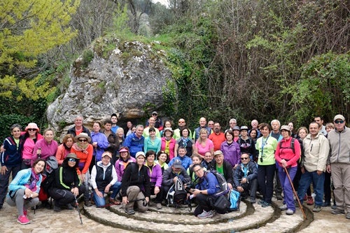 La niebla no impidió al grupo de senderistas del IMD poder disfrutar de la ruta de Moclín