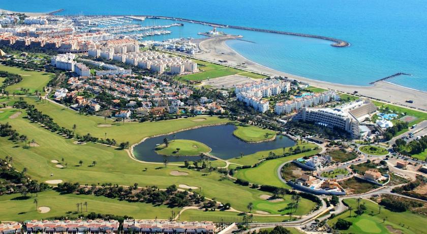 Las previsiones para estos días de puente son más que positivas para el núcleo costero de Almerimar. 
