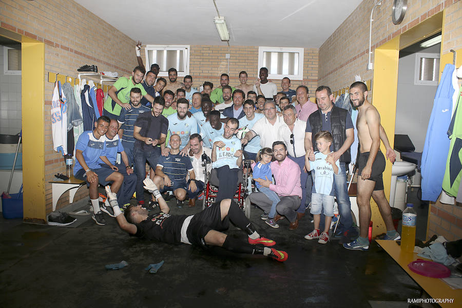 Jugadores, cuerpo técnico y seguidores lo celebran desde el vestuario. 