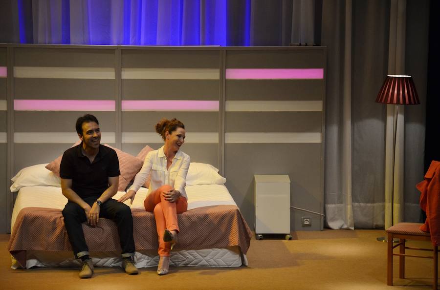 Jesús Sarmiento da vida a un escritor famoso que se reúne con las mujeres de su pasado; aquí junto a la almeriense, Eva Almaya. 