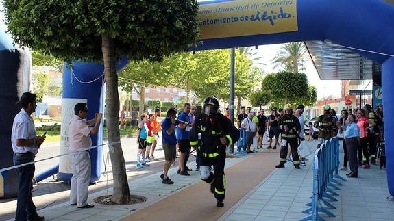 Uno de los participantes en la carrera llega a la meta.