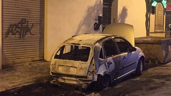Arden dos vehículos en pleno centro de El Ejido