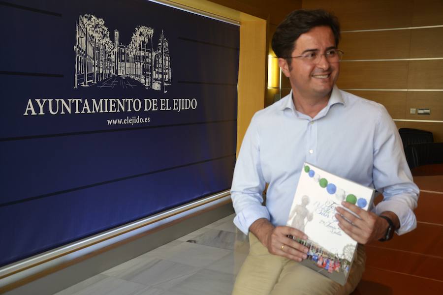 El alcalde de El Ejido, Francisco Góngora, posa con el libro de las Fiestas de San Isidro 2016, desde la sala de Junta de Gobierno del Ayuntamiento ejidense, ayer. 