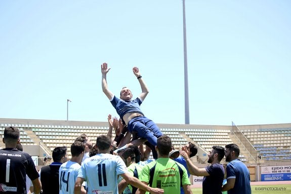 El entrenador del CD El Ejido, Alberto González, manteado.