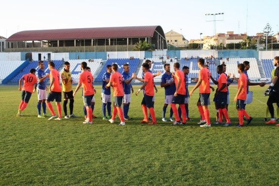 Los jugadores del CD El Ejido y la UD Melilla intercambiándose los saludos antes del partido.