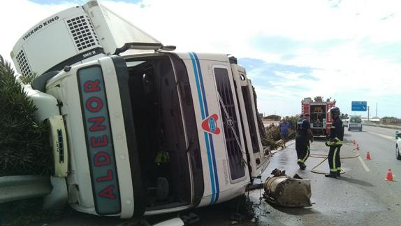 Vuelca un camión frigorífico en la Autovía del Mediterráneo