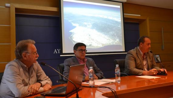El jefe de Obras Públicas, el director de Aguas El Ejido y el portavoz municipal, ayer durante la presentación a los medios del plan director. E. GRANJA