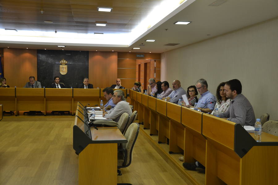 Los diferentes grupos de la oposición (PSOE, IU, UPyD y C’s) contarán con representación en el consejo de administración del agua. 