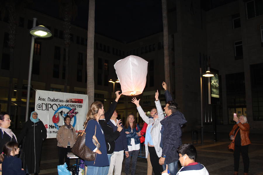 Suelta de globos simbólica a cargo de Adipo, esta tarde en la Plaza Mayor de El Ejido. 