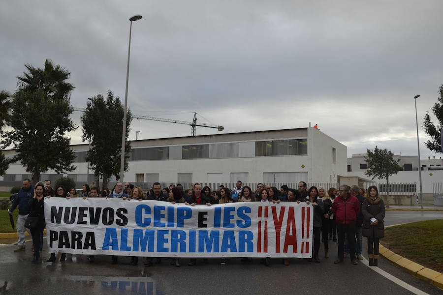 La manifestación convocada ayer frente al CEIP Almerimar logró reunir a decenas de padres de los casi 600 alumnos del centro. 