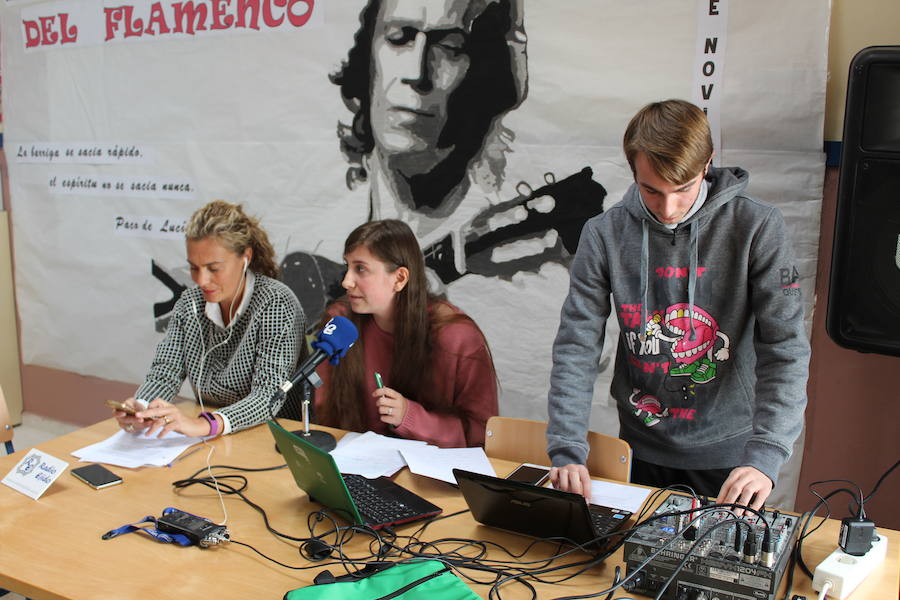 La periodista de Radio Ejido, Marisol Doucet, junto a alumnos que ejercen de presentadores y técnicos. 