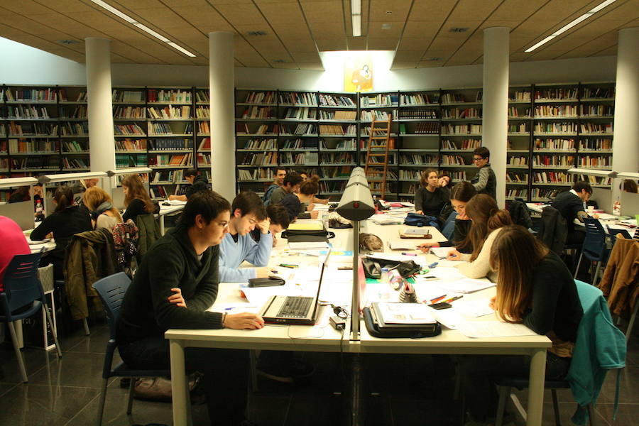 Especialmente tras el traslado desde la biblioteca antigua a la actual, los estudiantes demandan un horario más amplio y flexible. 