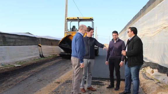 El alcalde ejidense, junto al concejal de Agricultura y el presidente de la Junta Local de San Agustín, en el Hornillo de San Agustín. 