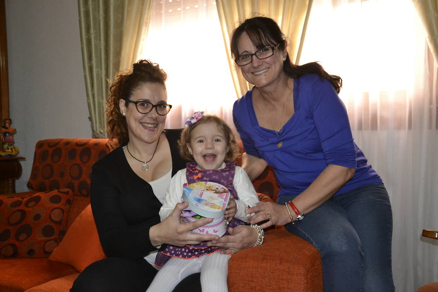 La pequeña Mariló, junto a su madre y su abuela, en el reportaje que IDEAL realizó tras su primer trasplante, en abril del pasado año. 