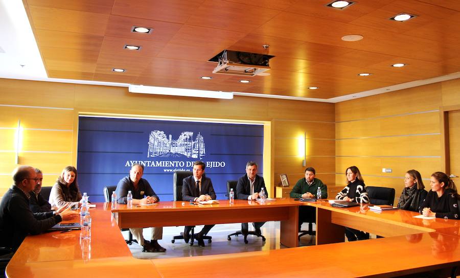 El alcalde y los concejales, en la Junta de Gobierno celebrada ayer en el Ayuntamiento de El Ejido. 