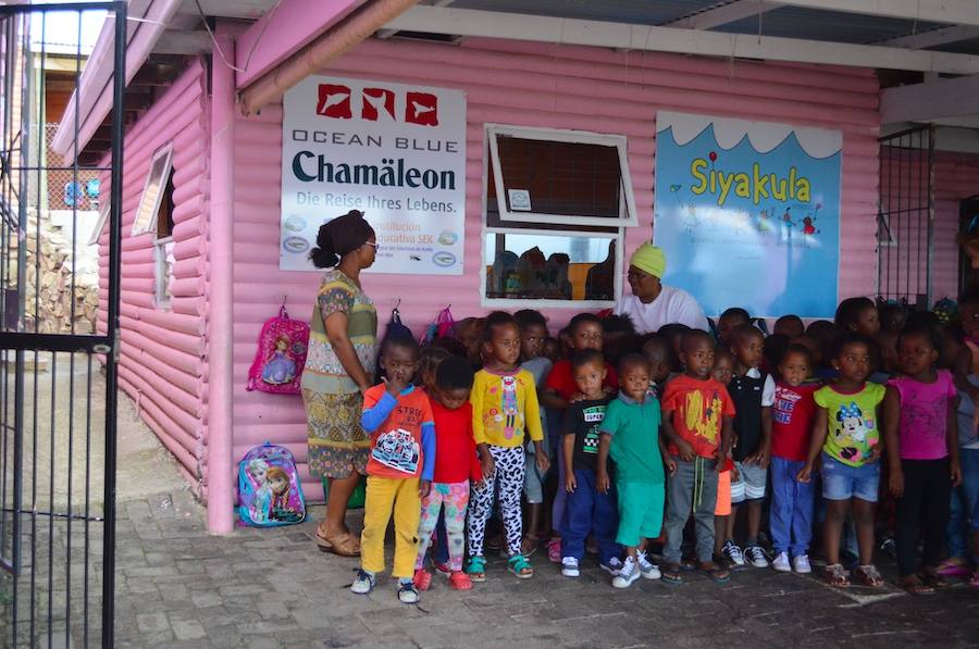 Los pequeños alumnos de la Escuela Qolweni, bajo el objetivo de uno de los alumnos del SEK Alborán. 