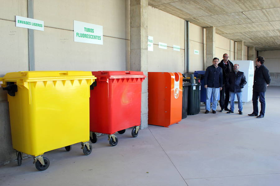 El Punto Limpio de El Ejido abrió sus puertas a principios del año 2015, tras varios años de retraso en su apertura, bajo la gestión de Reciclados Himeca SLU. 