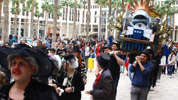 La sardina partió en procesión desde la Plaza Mayor hasta el Parque Municipal de El Ejido. 