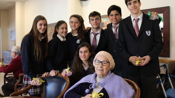 Alumnos del SEK Alborán posan junto a una de las mayores de la residencia, durante la jornada de aprendizaje compartido. 