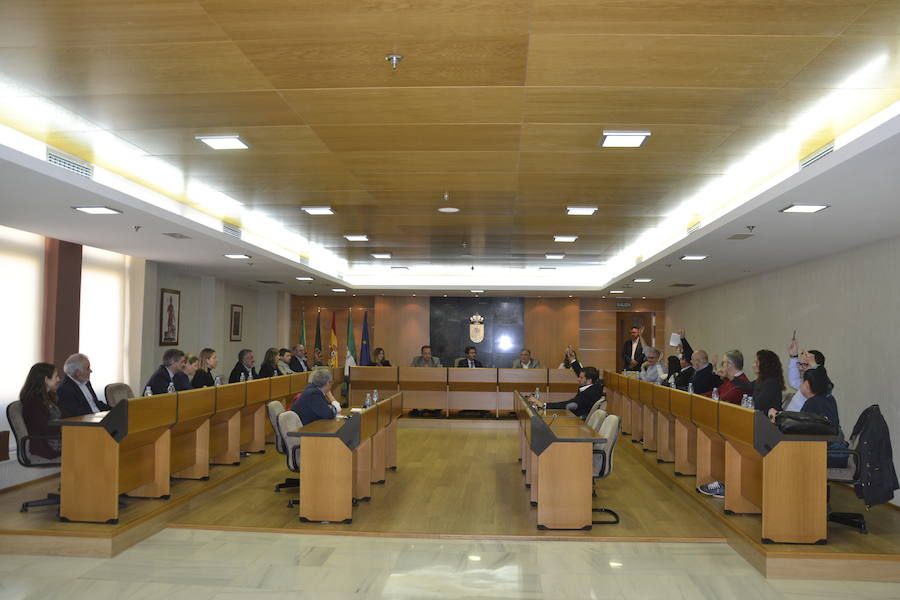 La oposición vota en bloque a favor de la dimisión del alcalde de El Ejido, Francisco Góngora, en el pleno extraordinario celebrado ayer. 