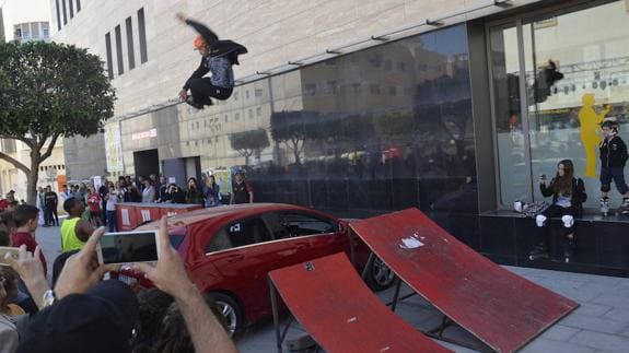 Hasta un coche se atrevieron a saltar algunos de los miembros del Club de Patinaje Triyi de El Ejido. 