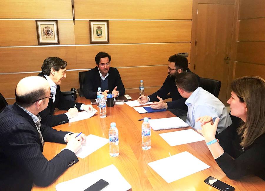 El colectivo se reunió con el alcalde y el portavoz del PP en el Congreso, el pasado mes de marzo. 