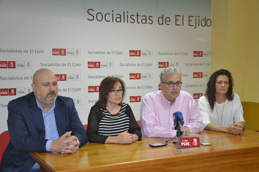 El portavoz del PSOE, Tomás Elorrieta, junto a tres concejales socialistas, este viernes desde su sede local. 