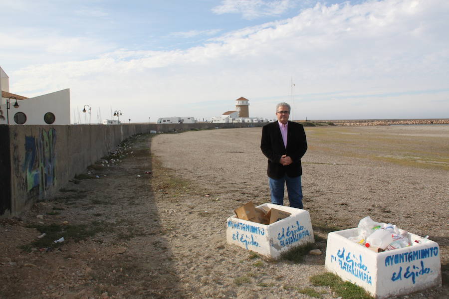 El portavoz socialista, Tomás Elorrieta, desde la playa de Poniente de Almerimar. 