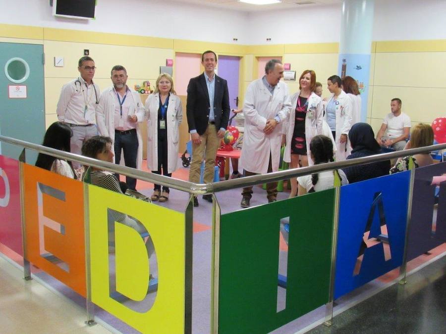 El delegado de Salud junto al director y los responsables de la Agencia Sanitaria Poniente, ayer, durante su visita al Hospital. 