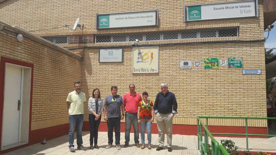 La delegada territorial de Educación, junto a varios responsables del instituto ejidense. 