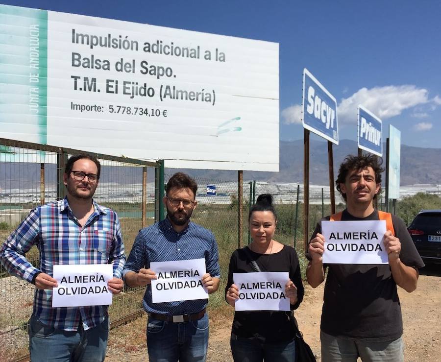 El portavoz, la coordinadora y miembro de IU, junto al portavoz de la Asociación Cañada Las Norias. 