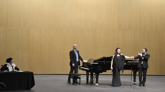 Montserrat Caballé, el maestro Ricardo Estrada y la soprano Montserrat Martí, junto al tenor Jordi Galán, en el Auditorio ejidense. 